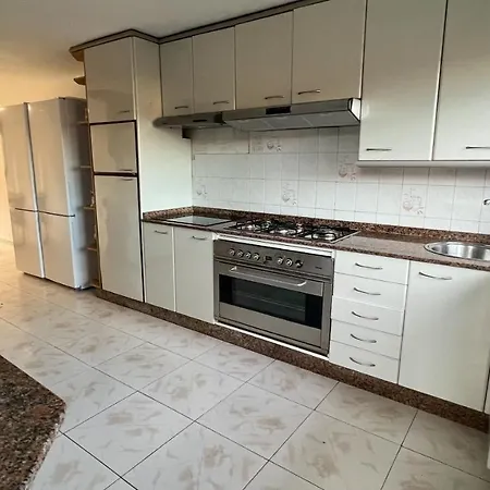 Amplia Casa De 9 Hab, Cabral. Дом отдыха Виго