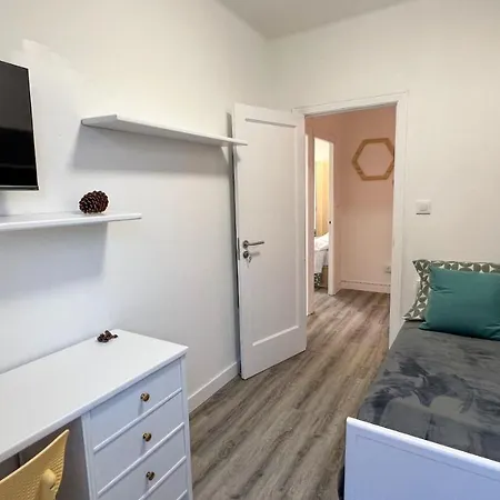 Amplia Casa De 9 Hab, Cabral. * Vigo