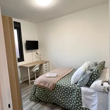 Amplia Casa De 9 Hab, Cabral. Vigo