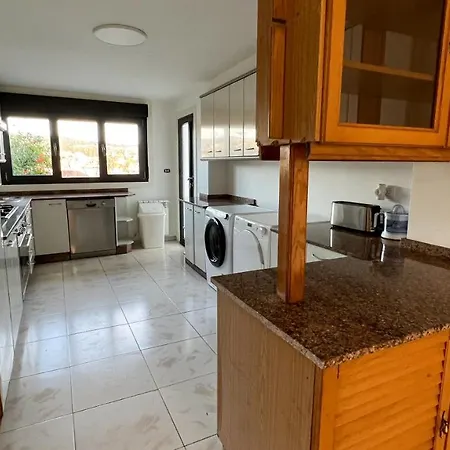 Amplia Casa De 9 Hab, Cabral. Ferienhaus Vigo