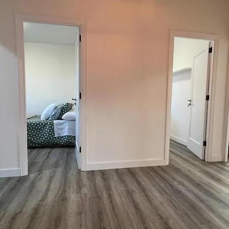 Amplia Casa De 9 Hab, Cabral. Vigo