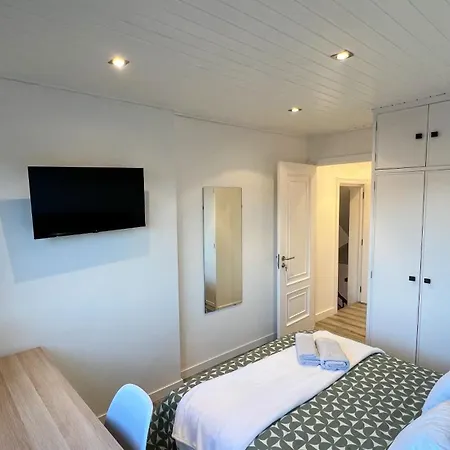 Amplia Casa De 9 Hab, Cabral. Vigo