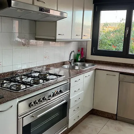 Amplia Casa De 9 Hab, Cabral. Ferienhaus Vigo