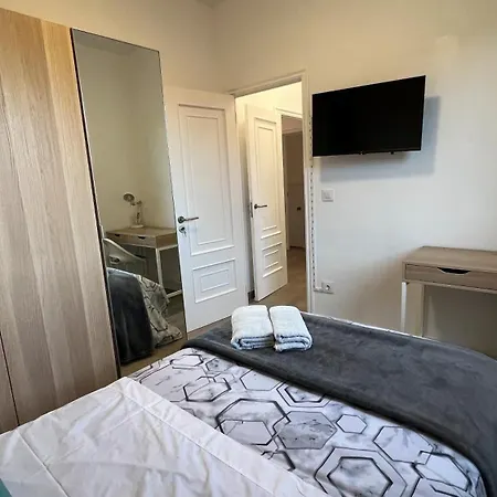 Amplia Casa De 9 Hab, Cabral. Vigo