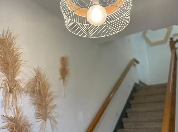 Amplia Casa De 9 Hab, Cabral. Vigo