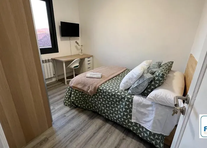 Amplia Casa De 9 Hab, Cabral.