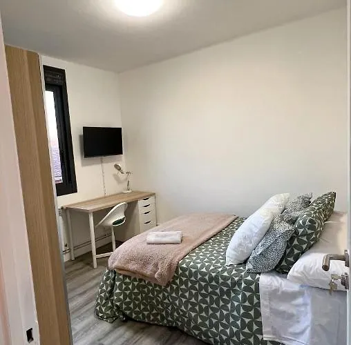 Amplia Casa De 9 Hab, Cabral. Vigo