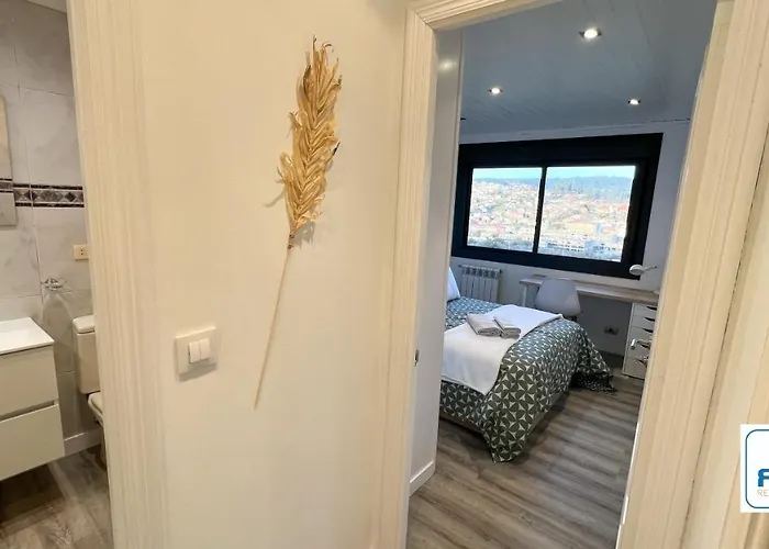 Amplia Casa De 9 Hab, Cabral. * Vigo