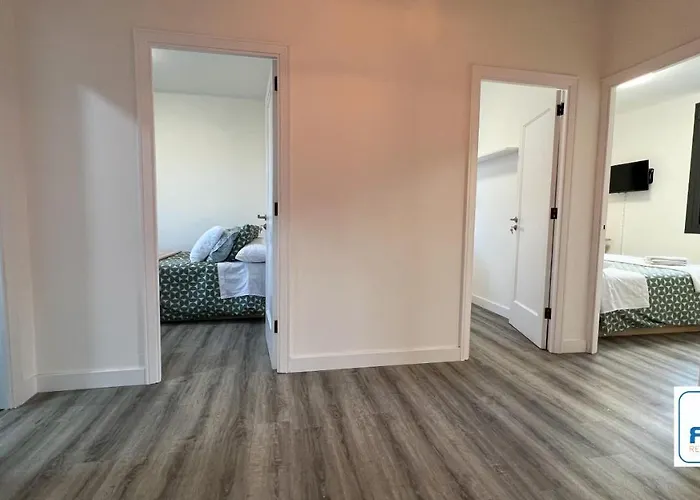 Amplia Casa De 9 Hab, Cabral. Vigo