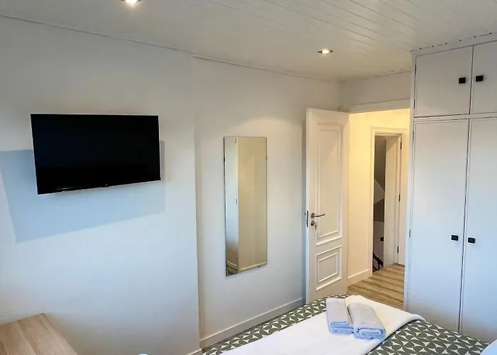 Amplia Casa De 9 Hab, Cabral. Vigo