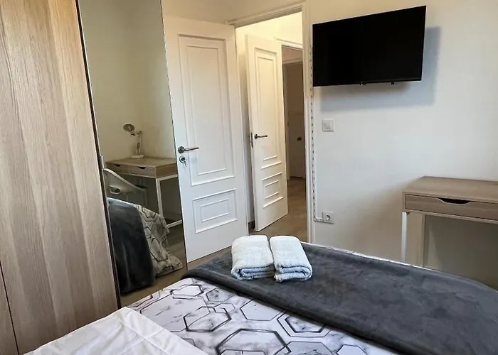 Amplia Casa De 9 Hab, Cabral. Vigo