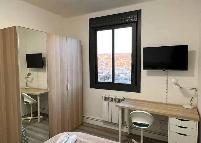 Amplia Casa De 9 Hab, Cabral. * Vigo